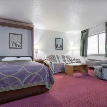 Super 8 By Wyndham Fond Du Lac Bagian luar foto