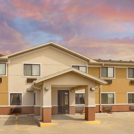 Super 8 By Wyndham Fond Du Lac Bagian luar foto