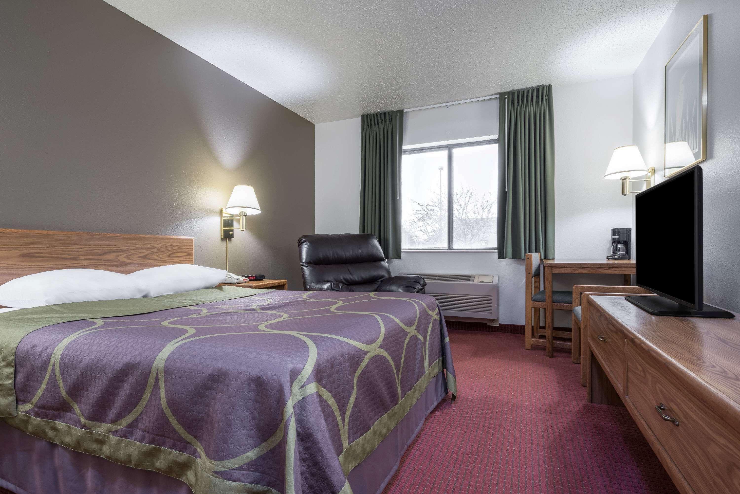 Super 8 By Wyndham Fond Du Lac Bagian luar foto