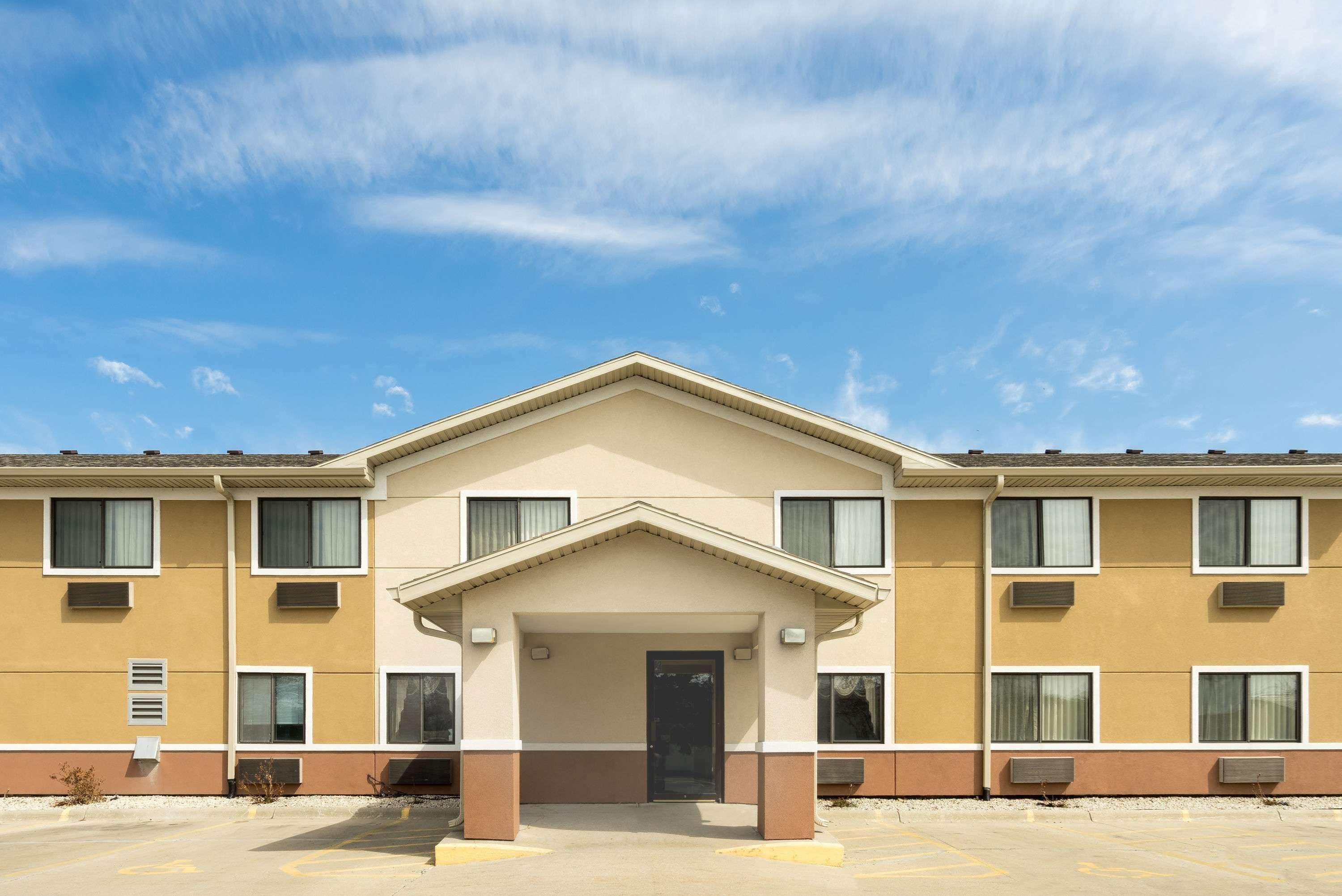 Super 8 By Wyndham Fond Du Lac Bagian luar foto