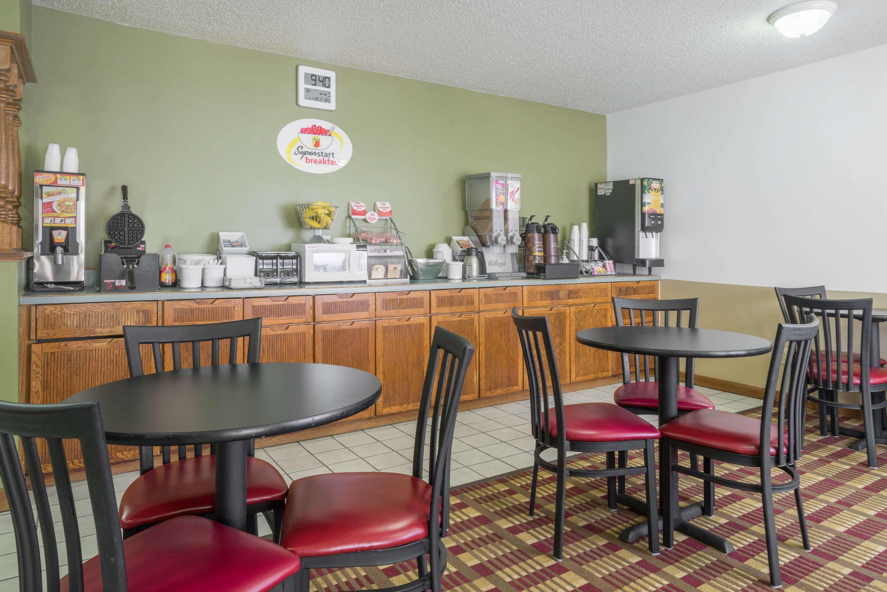 Super 8 By Wyndham Fond Du Lac Bagian luar foto