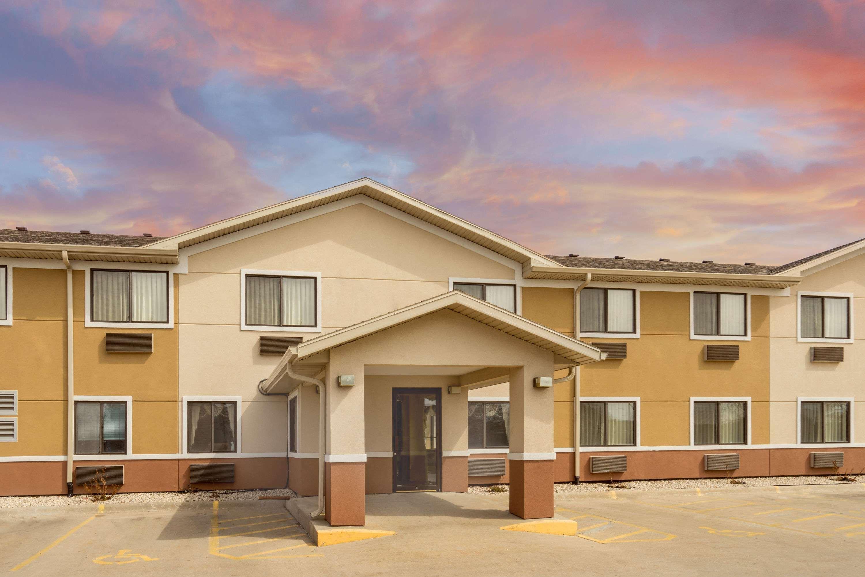 Super 8 By Wyndham Fond Du Lac Bagian luar foto
