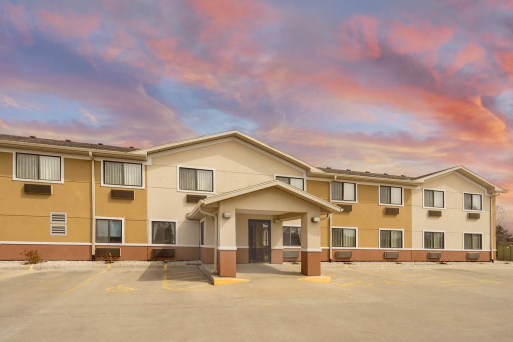 Super 8 By Wyndham Fond Du Lac Bagian luar foto