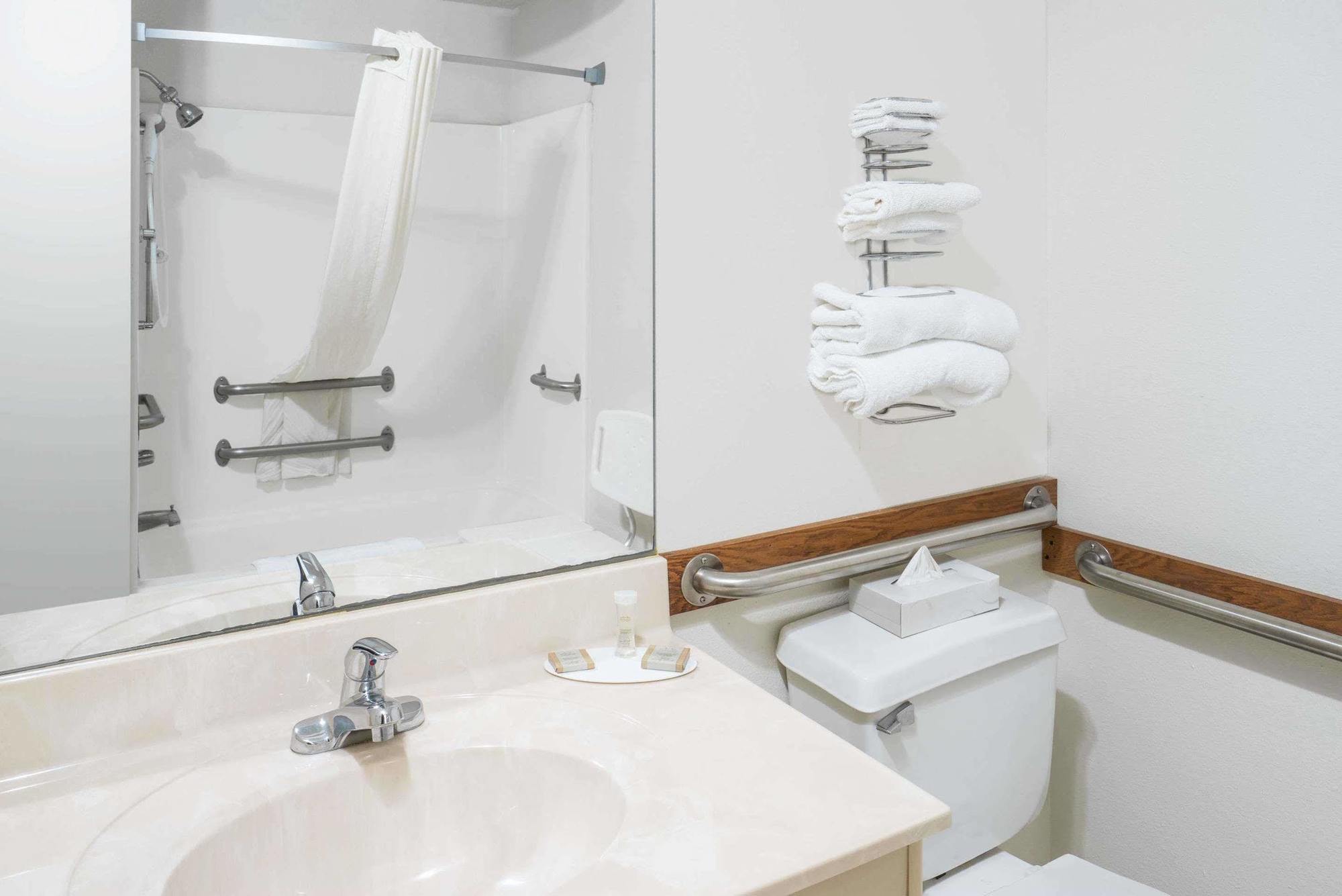 Super 8 By Wyndham Fond Du Lac Bagian luar foto